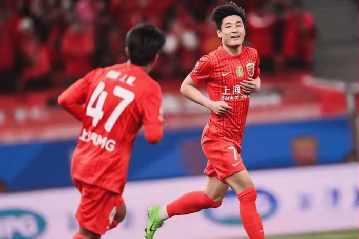 华体会入口-巨大争议！上海海港又获裁判“照顾”，吾米提江故意撞人逃红牌|青岛市|贺凯|宋浩宇|青岛西海岸|中超联赛_新浪体育_新浪新闻